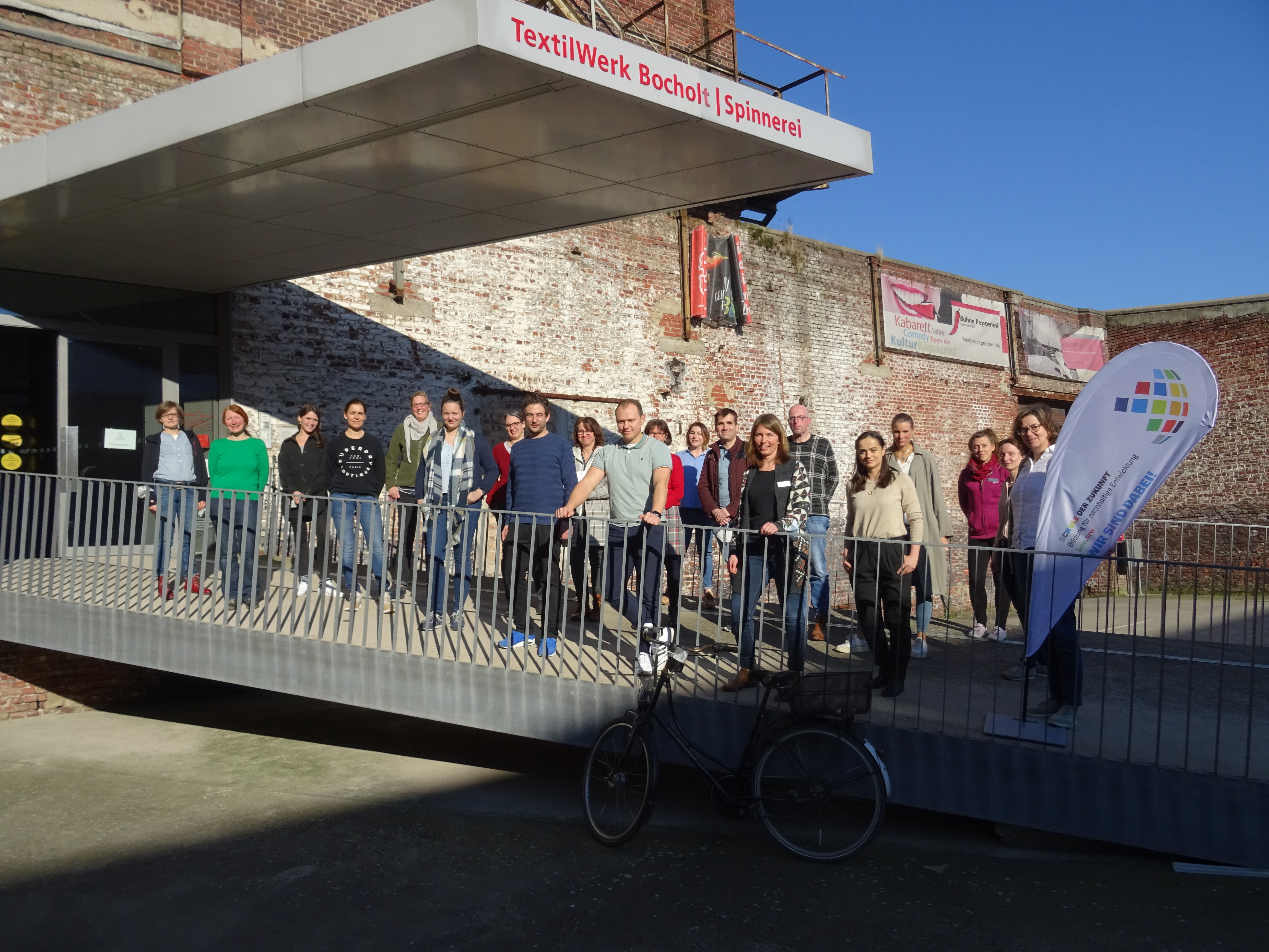 Teilnehmer des BNE-Netzwerk Borken vor dem Textilmuseum in Bocholt